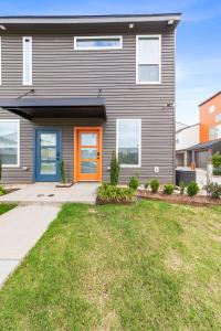 NEW Cracklin House Luxury Amenities Fast WiFi 65 TV