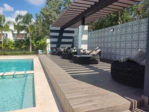 Moderna Villa 3 pisos condominio Playa del Carmen