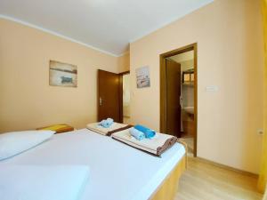 Apartments with parking space Palit, Rab - 24108