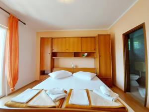 Apartments with parking space Palit, Rab - 24108