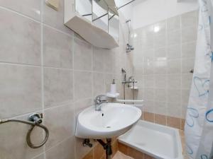 Apartments with parking space Palit, Rab - 24108