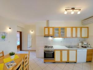 Apartments with parking space Palit, Rab - 24108