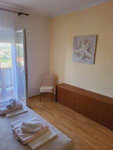 Apartments with parking space Palit, Rab - 24108