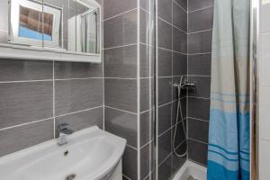 Apartments with parking space Vir - 24319