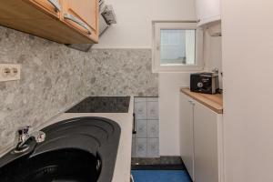 Apartments with parking space Vir - 24319