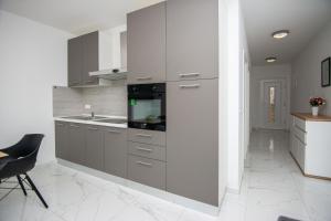 Apartments with parking space Vir - 24331