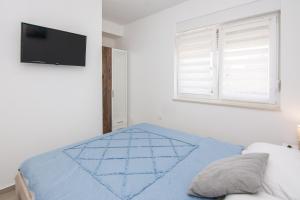 Apartments with parking space Vir - 24331