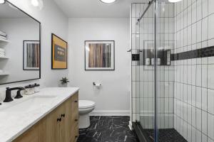 Nashville Oasis Walk to Broadway with POOL, Parking, Gym and Patio