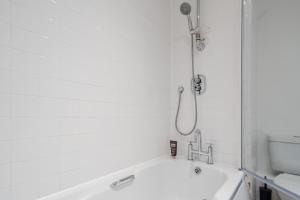 Lux Livin Apartments - Luxury 2 Bed Apartment City Centre Free Parking