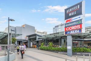 Ashfield 1BRStudy Room Huge Balcony Sleeps 4