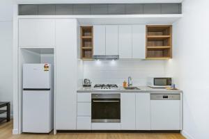 Ashfield 1BRStudy Room Huge Balcony Sleeps 4