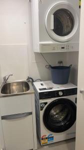 Ashfield 1BRStudy Room Huge Balcony Sleeps 4