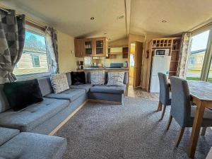 Lovely 8 Berth Caravan At Southview Holiday Park Near Skegness Beach Ref 33031Cl