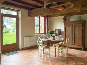 Maisons de vacances Maison de charme avec jardin et WIFI en Normandie - FR-1-497-238 : photos des chambres