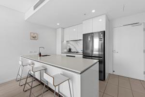 Stunning 1B in South Bank with River & Mountain View