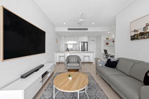 Stunning 1B in South Bank with River & Mountain View