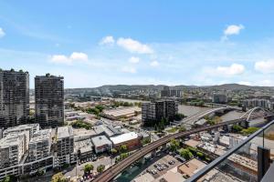 Stunning 1B in South Bank with River & Mountain View