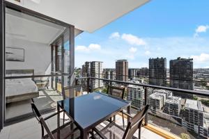 Stunning 1B in South Bank with River & Mountain View