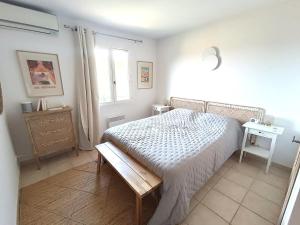 Maisons de vacances Maison 6 pers. avec jardin, terrasse, 2 piscines et parking - Alpilles/Luberon - FR-1-658-23 : photos des chambres