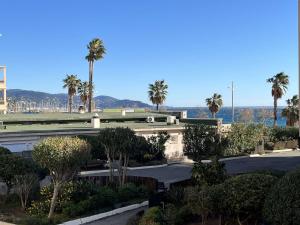 T3 pieds dans leau avec parking au Lavandou - FR-1-308-204