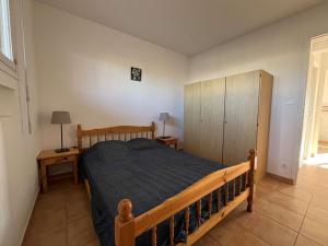 T3 pieds dans leau avec parking au Lavandou - FR-1-308-204