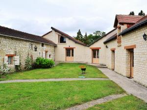 Maisons de vacances Gite Tourangelle avec Piscine Interieure, Wifi, Jardin - FR-1-381-619 : photos des chambres