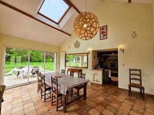 Gîte Tourangelle avec Piscine Intérieure, Wifi, Jardin - FR-1-381-619