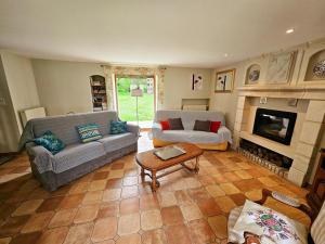 Gîte Tourangelle avec Piscine Intérieure, Wifi, Jardin - FR-1-381-619