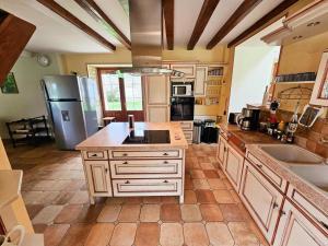 Maisons de vacances Gite Tourangelle avec Piscine Interieure, Wifi, Jardin - FR-1-381-619 : photos des chambres