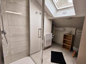 Maisons de vacances Gite Tourangelle avec Piscine Interieure, Wifi, Jardin - FR-1-381-619 : photos des chambres