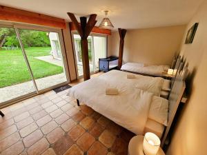 Maisons de vacances Gite Tourangelle avec Piscine Interieure, Wifi, Jardin - FR-1-381-619 : photos des chambres