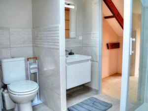 Maisons de vacances Gite Tourangelle avec Piscine Interieure, Wifi, Jardin - FR-1-381-619 : photos des chambres