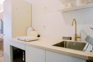 Stunning Studio Transpark Bintaro Apartment By Travelio