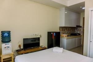 Comfort and Simply Look Studio Room Apartment at B Residence By Travelio