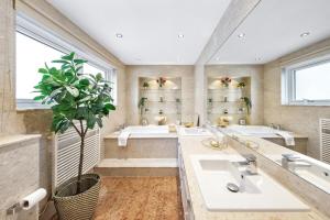 Ultra Luxury 4 Bedroom 3 Bathroom Knightsbridge Home Next to Harrods