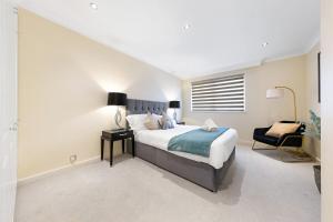 4 BDR Apt By Regal Realms Short Lets & Serviced Accommodation Knightsbridge
