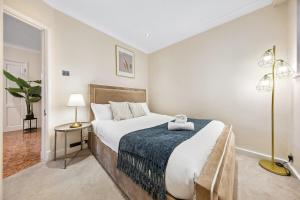 Ultra Luxury 4 Bedroom 3 Bathroom Knightsbridge Home Next to Harrods