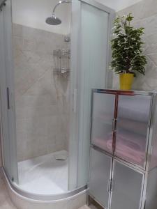 Maisons d'hotes Au pied des Alpes : Chambre Double avec Salle de Bains Privative