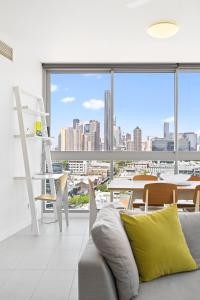 Elegant 2-Bed with Rooftop Dining & Fabulous Views