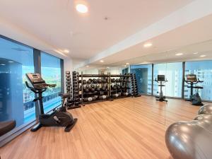 Chic 2-Bed Apt with Views & Pool at Queens Wharf