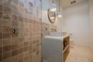 Elegant One Bed Suite With Pool View