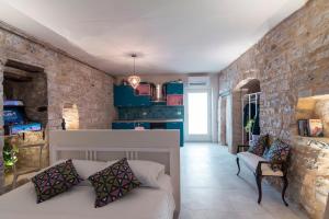 Cornelia Cave studio apartment