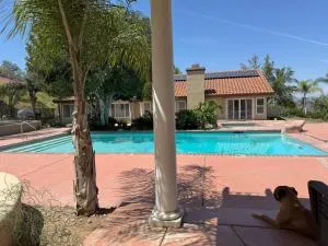 Riverside Views & Pool Retreat - 里弗赛德