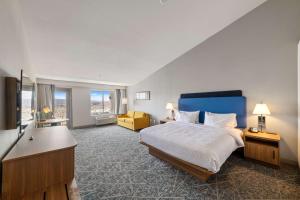 King Studio Suite with Balcony room in Holiday Inn Express & Suites Mesquite Nevada an IHG Hotel