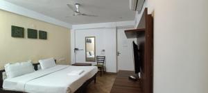 NUAB House - Near Fortis, MAX, MEDANTA, Paras Hospitals and HUDA Metro