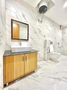 Royal Apartments Kasauli I Restaurant I Lift I Roof top Cafe I Self cooking also available I Bonfire I Best View