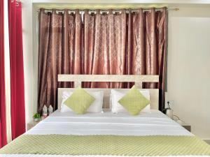 Royal Apartments Kasauli I Restaurant I Lift I Roof top Cafe I Self cooking also available I Bonfire I Best View