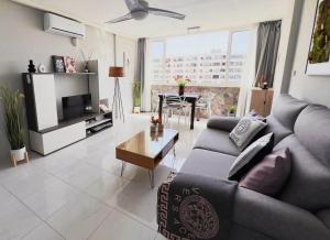 Apartamento con piscina y aire acondicionado