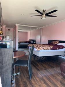 Just The Two Of Us -Romantic Pool View And Private Entry Sleeps 2 Near CSUN CSUN