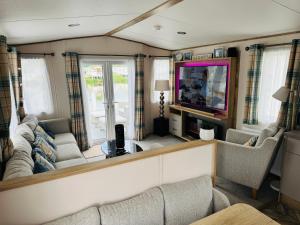 Exquisite Lake lodge in Hoburne Holiday Resort - Valentino Rose Lodge